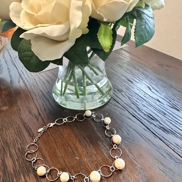 Vintage Silver and Faux Peal necklace - Picture 2 of 4